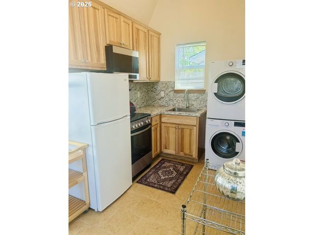 6619 Se WOODSTOCK Blvd, Portland, OR 97206