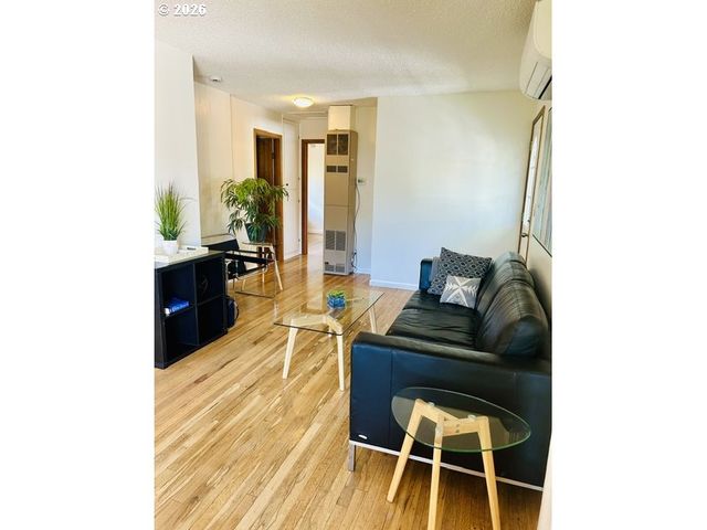6619 Se WOODSTOCK Blvd, Portland, OR 97206