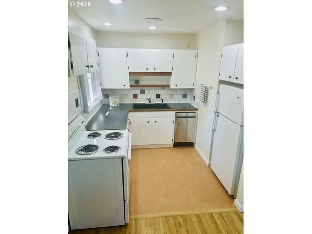 6619 Se WOODSTOCK Blvd, Portland, OR 97206