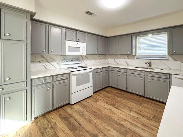 6132 Fox Ridge Drive, Angleton, TX 77515