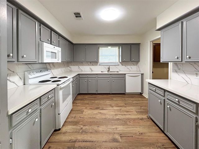 6132 Fox Ridge Drive, Angleton, TX 77515