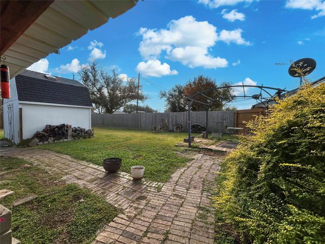 6132 Fox Ridge Drive, Angleton, TX 77515