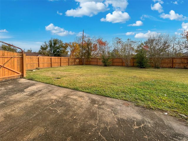 6132 Fox Ridge Drive, Angleton, TX 77515