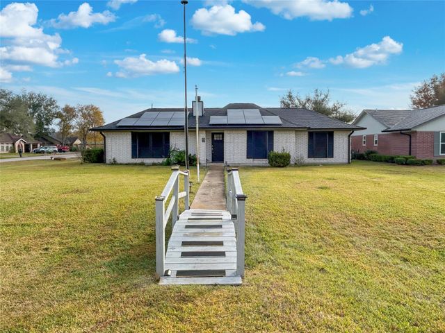 6132 Fox Ridge Drive, Angleton, TX 77515