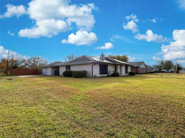 6132 Fox Ridge Drive, Angleton, TX 77515