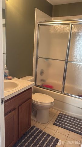 72 Heatherwood Drive, North Brunswick, NJ 08902