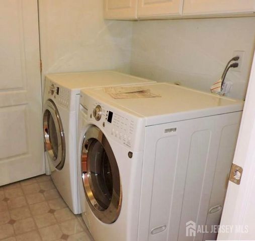 72 Heatherwood Drive, North Brunswick, NJ 08902