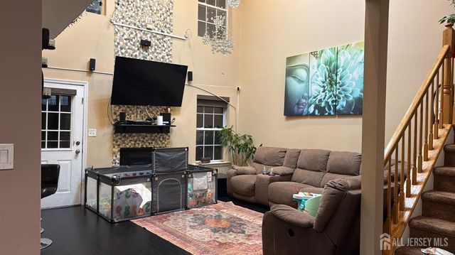 72 Heatherwood Drive, North Brunswick, NJ 08902