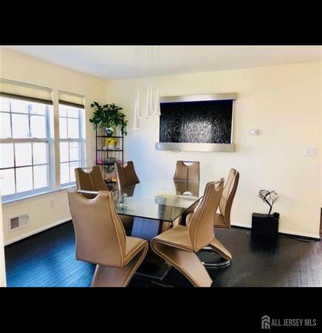 72 Heatherwood Drive, North Brunswick, NJ 08902