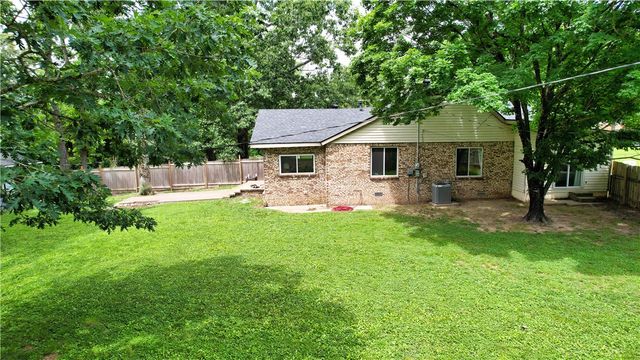 2711 Aspen Lane, Rogers, AR 72758