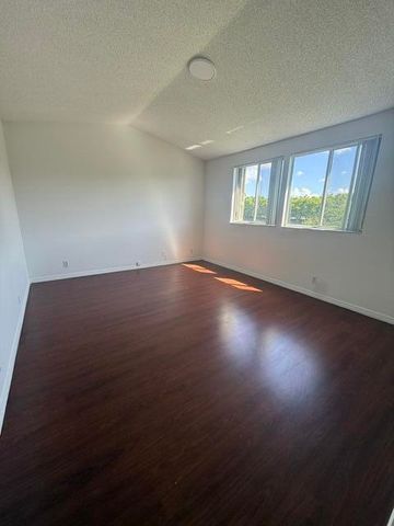 686 Lone Pine Lane, Weston, FL 33327