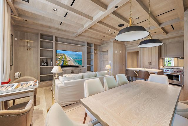 236 Phipps Plaza 101, Palm Beach, FL 33480