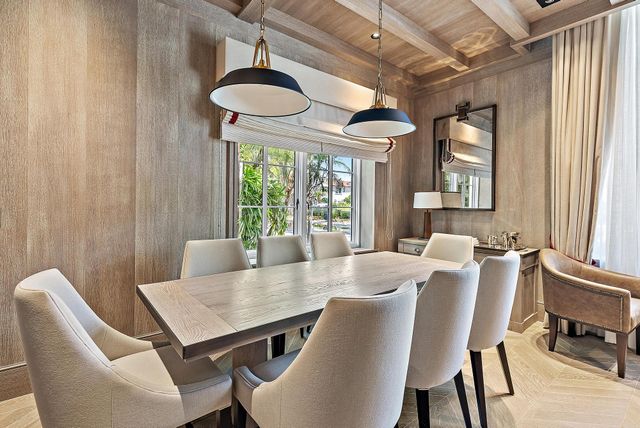 236 Phipps Plaza 101, Palm Beach, FL 33480