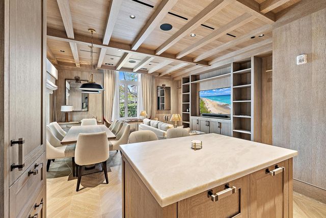 236 Phipps Plaza 101, Palm Beach, FL 33480