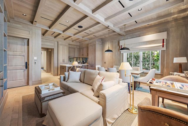 236 Phipps Plaza 101, Palm Beach, FL 33480