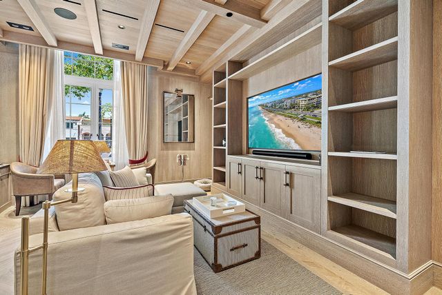 236 Phipps Plaza 101, Palm Beach, FL 33480