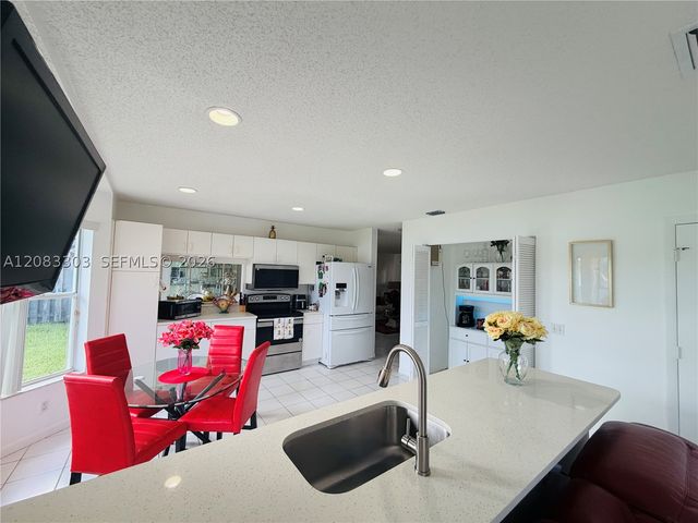10664 Oak Lake Way, Boca Raton, FL 33498