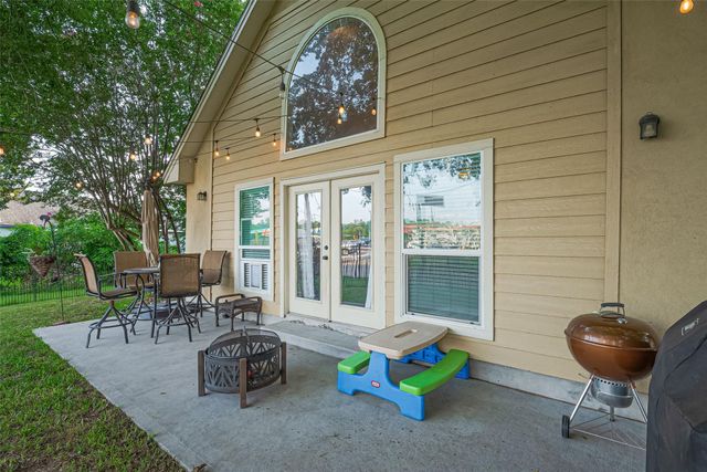 152 Snug Harbor Drive, Conroe, TX 77356
