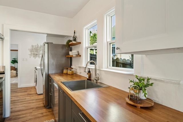 2621 Kingsland Ave, Oakland, CA 94619