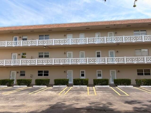 5103 NW 35th Street 401, Lauderdale Lakes, FL 33319