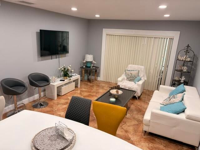 5103 NW 35th Street 401, Lauderdale Lakes, FL 33319
