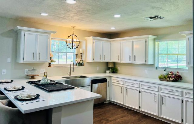 2402 Heather Street, Highlands, TX 77562