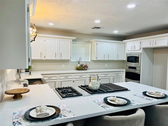 2402 Heather Street, Highlands, TX 77562