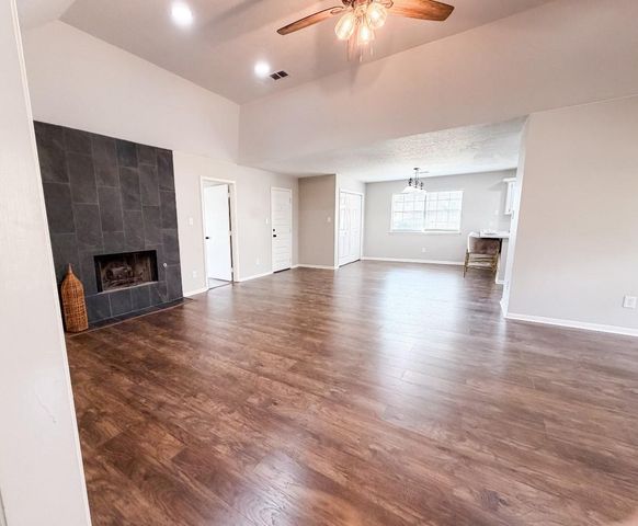 2402 Heather Street, Highlands, TX 77562