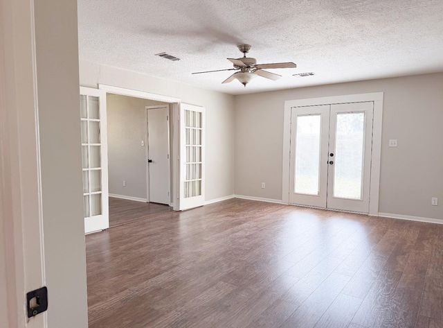 2402 Heather Street, Highlands, TX 77562