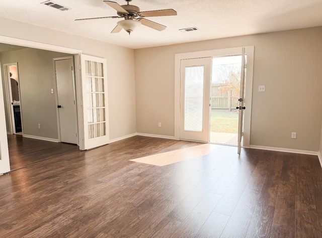 2402 Heather Street, Highlands, TX 77562