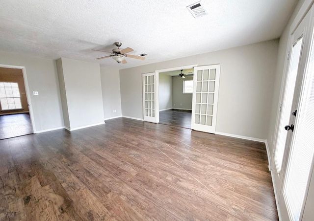 2402 Heather Street, Highlands, TX 77562