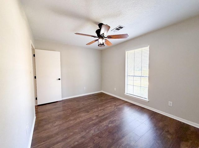 2402 Heather Street, Highlands, TX 77562