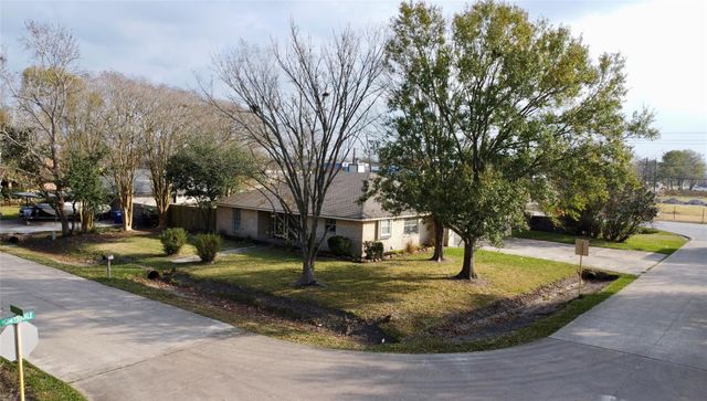 2402 Heather Street, Highlands, TX 77562