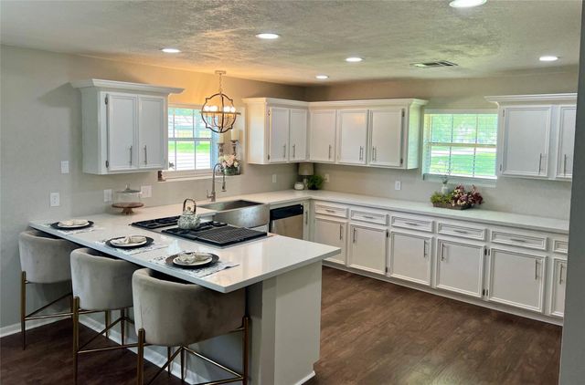 2402 Heather Street, Highlands, TX 77562