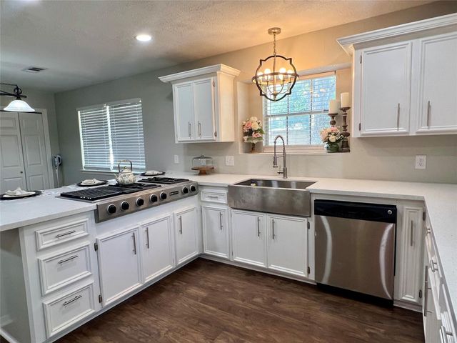 2402 Heather Street, Highlands, TX 77562