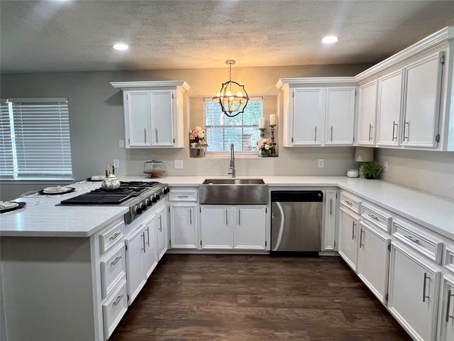 2402 Heather Street, Highlands, TX 77562