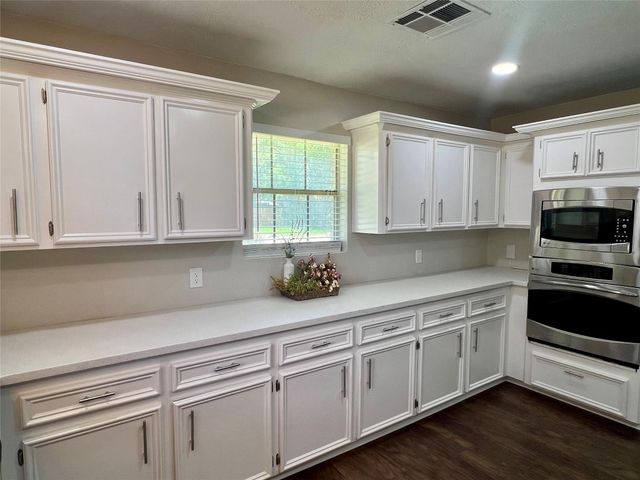 2402 Heather Street, Highlands, TX 77562