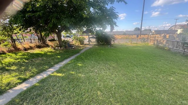 219 E 5th Street, Hanford, CA 93230