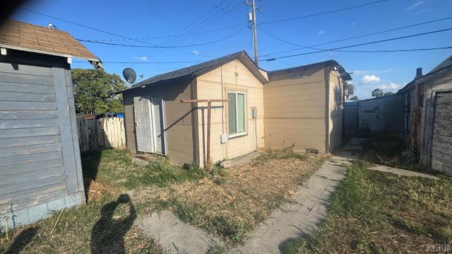 219 E 5th Street, Hanford, CA 93230