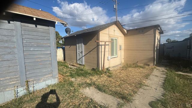 219 E 5th Street, Hanford, CA 93230