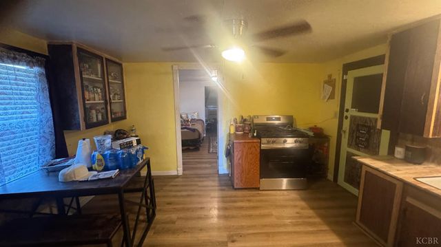 219 E 5th Street, Hanford, CA 93230