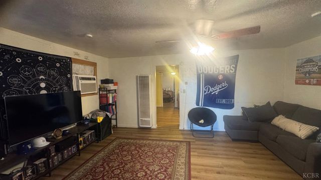 219 E 5th Street, Hanford, CA 93230