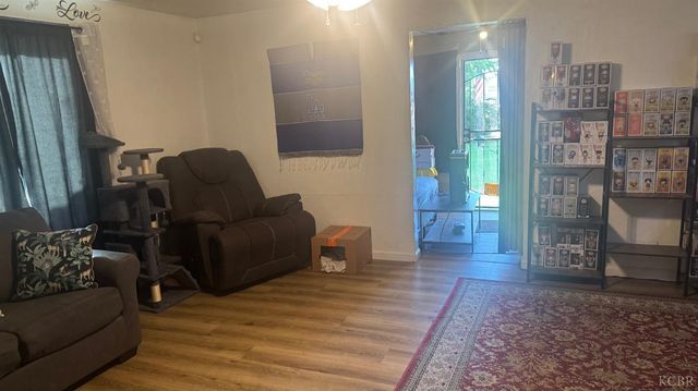 219 E 5th Street, Hanford, CA 93230