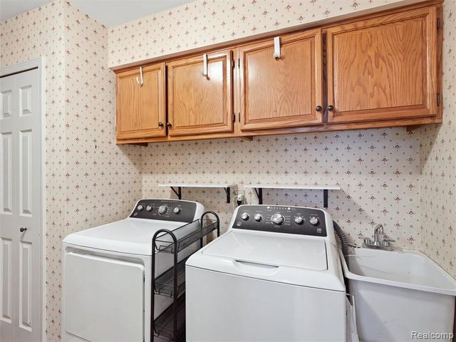 43162 W Kirkwood Drive, Clinton Township, MI 48038