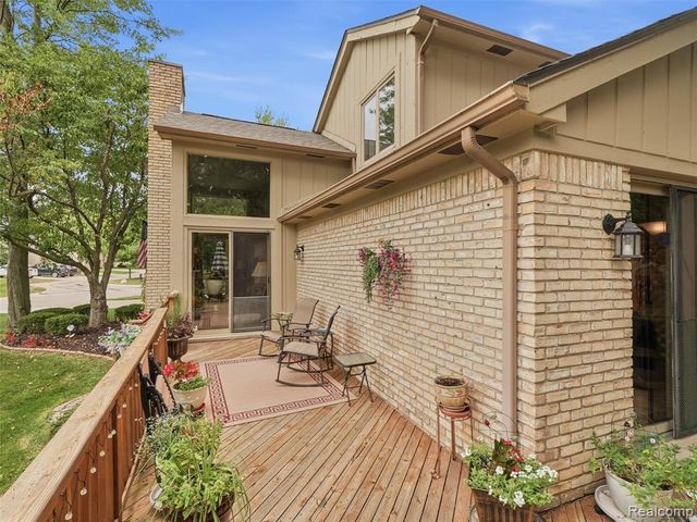 43162 W Kirkwood Drive, Clinton Township, MI 48038