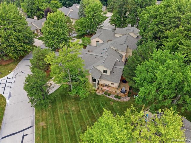 43162 W Kirkwood Drive, Clinton Township, MI 48038