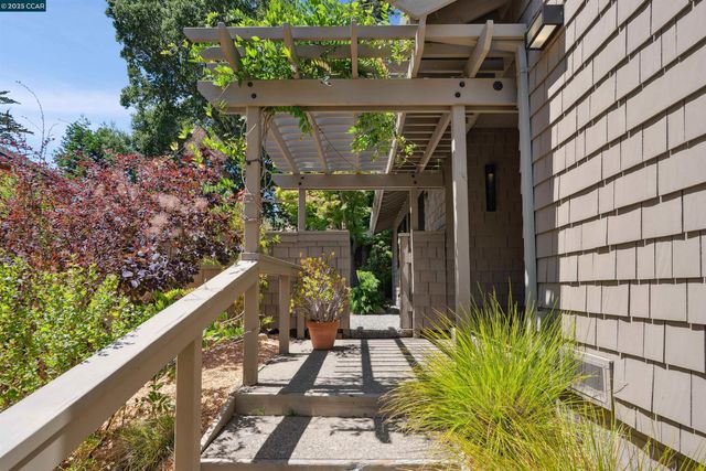 404 Ridge Gate Road, Orinda, CA 94563
