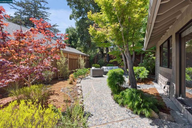 404 Ridge Gate Road, Orinda, CA 94563