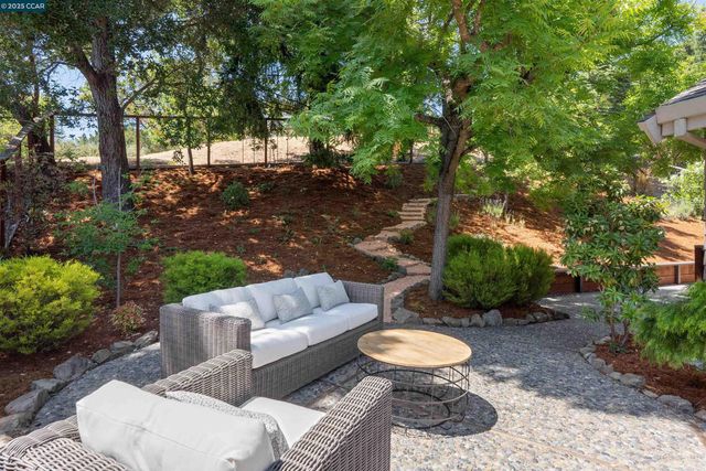 404 Ridge Gate Road, Orinda, CA 94563