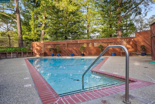 404 Ridge Gate Road, Orinda, CA 94563